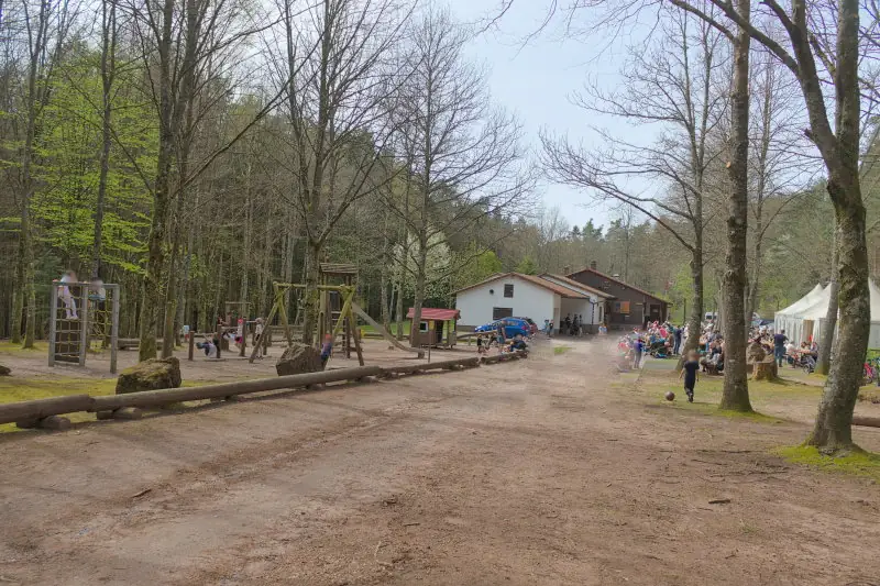 Drachenfelshütte mit Spielplatz