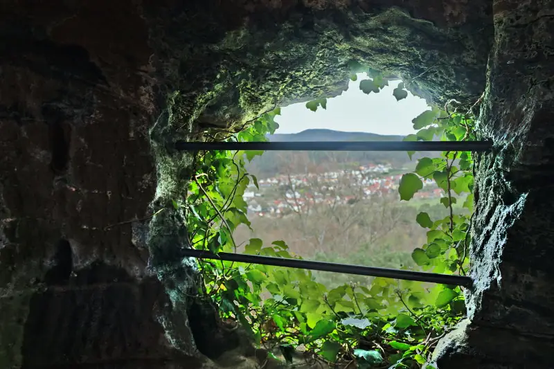 Blick durch ein 'Fenster' der Burg
