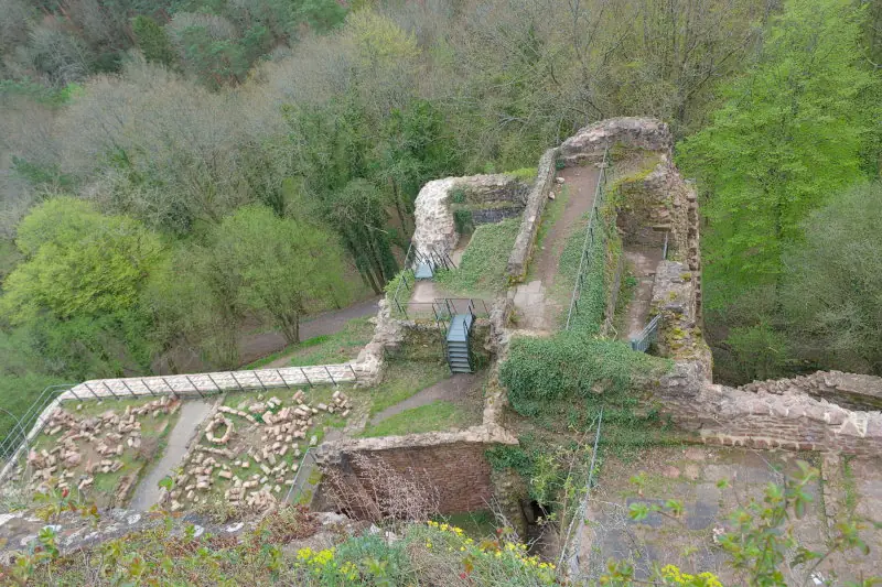 Blick von oben auf die unteren Teile der Burg